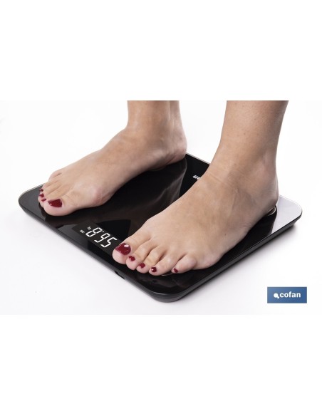 BÁSCULA DE BAÑO DIGITAL NEGRA CON PANTALLA LCD, USB Y MEDICIÓN IMC DE GRASA VISCERAL 30 X 26,5 X 2,2 CM